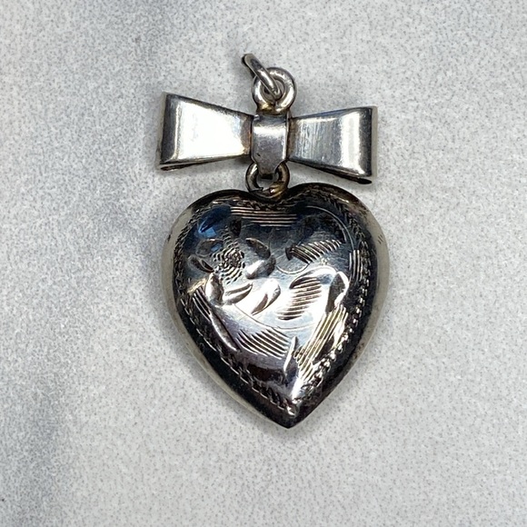 Sterling silver engraved puffy heart with a bow 925 antique vintage - Picture 1 of 4